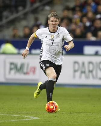 Bastian Schweinsteiger (GER) . Einzelaktion am Ball . Frankreich-Deutschland . Fussball-Länderspiel 2015, Freundschaftsspiel . Paris, FRA, 13.11.2015 ,
