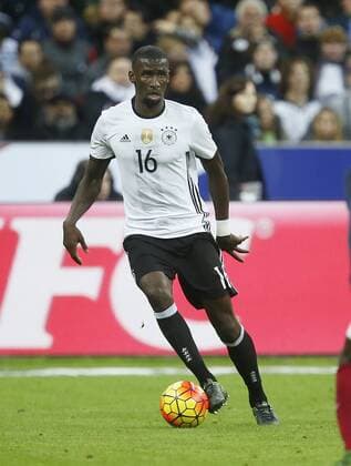 Antonio Rüdiger (GER) . Einzelaktion am Ball . Frankreich-Deutschland . Fussball-Länderspiel 2015, Freundschaftsspiel . Paris, FRA, 13.11.2015 ,
