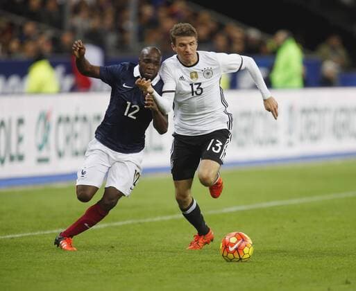 V.li. Lassana Diarra (FRA), Thomas Müller (GER) . Frankreich-Deutschland . Fussball-Länderspiel 2015, Freundschaftsspiel . Paris, FRA, 13.11.2015 ,