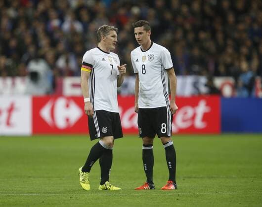 V.li. Bastian Schweinsteiger (GER) , Julian Draxler (GER) . Frankreich-Deutschland . Fussball-Länderspiel 2015, Freundschaftsspiel . Paris, FRA, 13.11.2015 ,