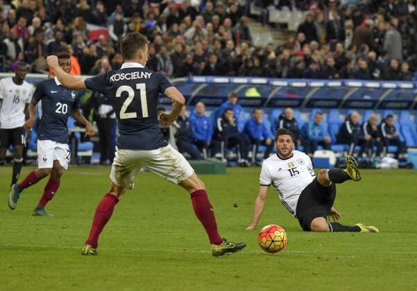 13.11.2015, Fussball Test-Länderspiel, Frankreich - Deutschland, im Stade-De-France in Paris (Frankreich), Kevin Volland (re, Deutschland) am Ball. 