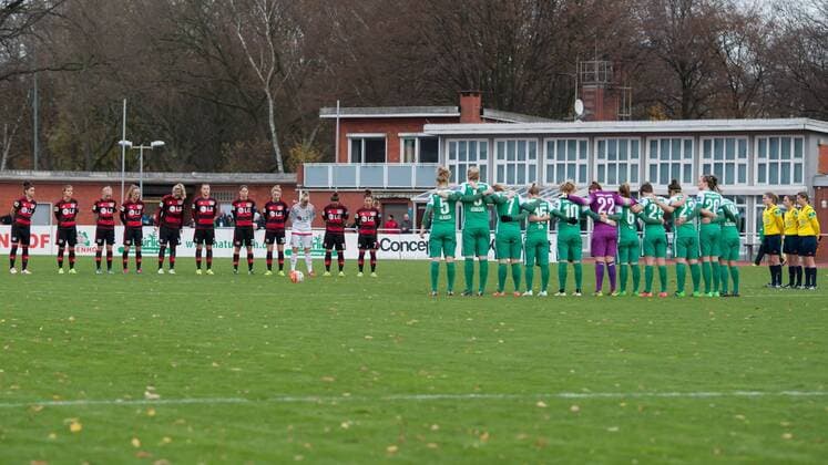 v.li.: Beide Mannschaft legen vor dem Spiel eine Schweigeminute zu Ehren der Opfer,. Toten der Terroranschläge in Paris vom 13.11.2015 ein, Fussball, Allianz Frauen-Bundesliga, SV Werder Bremen - Bayer 04 Leverkusen, xobx