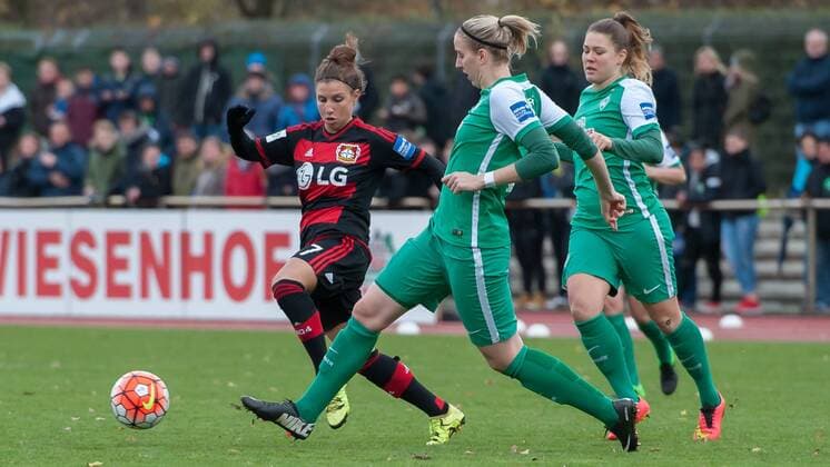 v.li.: Jessica Wich (Bayer 04 Leverkusen, 7) im Zweikampf mit Katharina Schiechtl (SV Werder Bremen, 9), Fussball, Allianz Frauen-Bundesliga, SV Werder Bremen - Bayer 04 Leverkusen, xobx