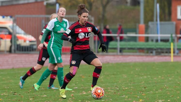 Jessica Wich (Bayer 04 Leverkusen, 7) am Ball, Fussball, Allianz Frauen-Bundesliga, SV Werder Bremen - Bayer 04 Leverkusen, xobx