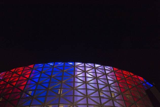 Fußball, EM Quali, Friends Arena in Stockholm in französischen Nationalfarben 151114 Friends arena är upplyst i Franska flaggans färger under fotbollsmatchen i EM-kvalets playoff mellan Sverige och Danmark den 14 november 2015 i Stockholm.  Copyright: JOHANNAxLUNDBERG BB151114JL001
