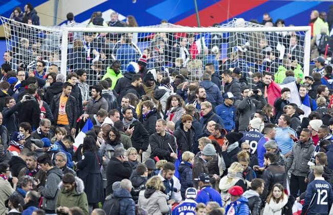 Paris St. Denis, 13.11.2015, Stade de France Nach dem Anschlag in Paris flüchten die Fans in den Innenraum des Stadions Frankreich - Deutschland mm