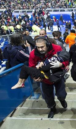 Paris St. Denis, 13.11.2015, Stade de France Verletztes Kind wird aus Stadion getragen - Nach dem Anschlag in Paris flüchten die Fans in den Innenraum des Stadions Frankreich - Deutschland mm