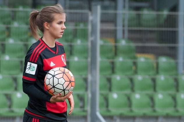 Anna Gasper (Bayer 04 Leverkusen, 13) beim Einwurf, Portrait, Nahaufnahme, Einzelfoto, Einzelbild, Fussball, Allianz Frauen-Bundesliga, SV Werder Bremen - Bayer 04 Leverkusen, xobx