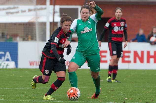 v.li.: Jessica Wich (Bayer 04 Leverkusen, 7) im Zweikampf mit Lisa-Marie Scholz (SV Werder Bremen, 7), Fussball, Allianz Frauen-Bundesliga, SV Werder Bremen - Bayer 04 Leverkusen, xobx