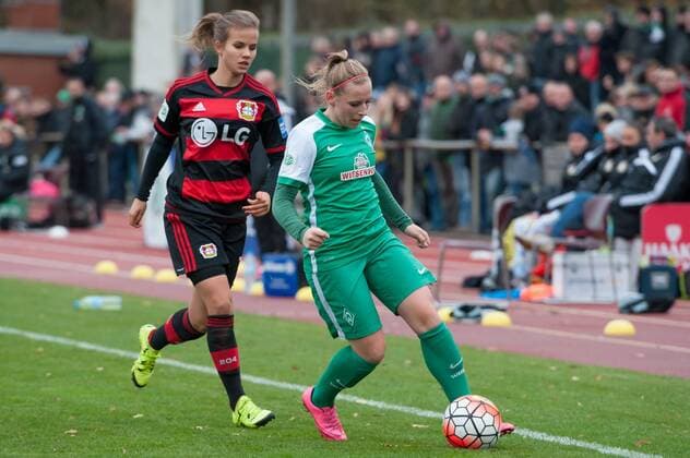 v.li.: Anna Gasper (Bayer 04 Leverkusen, 13) im Zweikampf mit Cindy König (Konig, Koenig, SV Werder Bremen, 11), Fussball, Allianz Frauen-Bundesliga, SV Werder Bremen - Bayer 04 Leverkusen, xobx