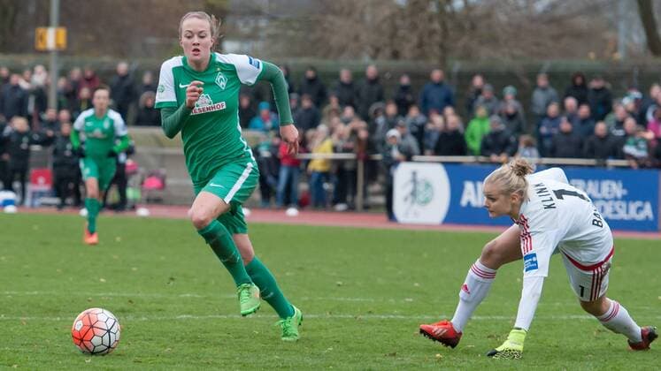 v.li.: Stefanie Antonia Sanders (SV Werder Bremen, 20) umspielt Torhüterin, Torwart Anna Klink (Bayer 04 Leverkusen, 1), Fussball, Allianz Frauen-Bundesliga, SV Werder Bremen - Bayer 04 Leverkusen, xobx