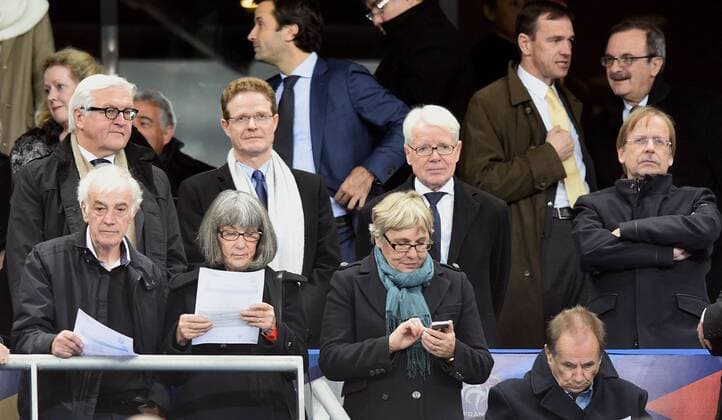 Länderspiel: Frankreich - Deutschland 13.11.2015 in Paris. Außenminster Frank Walter Steinmeier (lks) und die DFB Doppelspitze Rainer Koch (2.v.re.) und Dr. Reinhard Rauball (re.) auf der Tribüne des Stade De France vor dem Spiel. HM