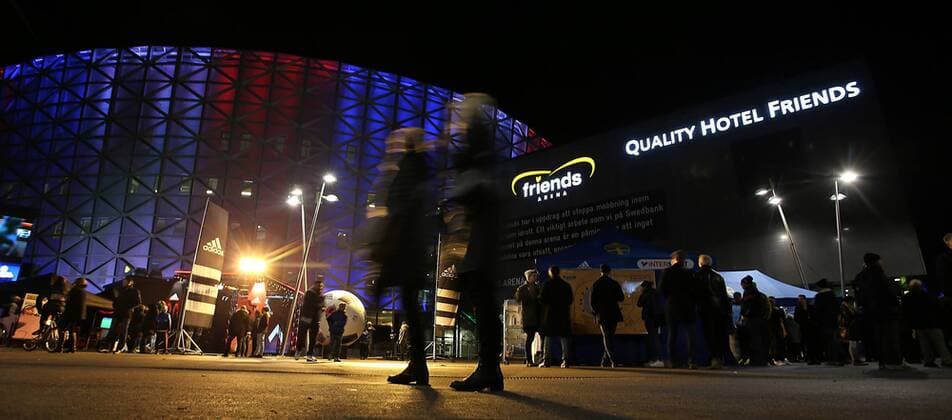 Fußball, EM Quali, Friends Arena in Stockholm in französischen Nationalfarben 14.11.2015, Fussball Europameisterschafts-Qualifikation, Play-Offs, Hinspiel, Schweden - Dänemark, in der Friends Arena Solna Stockholm (Schweden). im Gedenken an die Opfer der Terroranschläge in Paris und aus Solidarität zu Frankreich erstrahlt das Stadion Friends Arena in den französischen Farben 