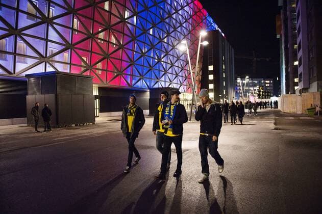 Fußball, EM Quali, Friends Arena in Stockholm in französischen Nationalfarben 151114 Publik anländer och Friends Arena lyser i Frankrikes färger inför fotbollsmatchen i EM-kvalets playoff mellan Sverige och Danmark den 14 november 2015 i Stockholm.  Copyright: LINNEAxRHEBORG BB151114LN003