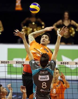 Nicolas Le Goff im Angriff, Bas van Bemmelen Volleyball Bundesliga Herren Saison 2015 2016 14.11.2015 BR Volleys Berlin BRV vs. SWD Powervolleys Düren