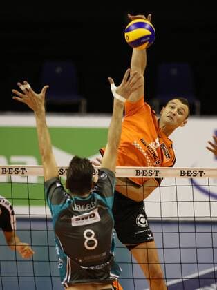 Paul Lotman im Angriff, Bas van Bemmelen Volleyball Bundesliga Herren Saison 2015 2016 14.11.2015 BR Volleys Berlin BRV vs. SWD Powervolleys Düren