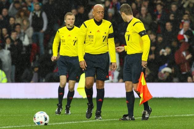 14.11.2015. Old Trafford, Manchester, England. Unicef Match for Children. GB and NI XI versus Rest of the World XI. Referee Pierluigi Collina of Italy and his assistants prepare for kick off xDavidxBlunsdenx  ActionPlus11681549