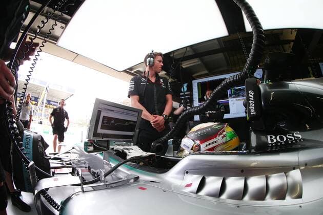 Motorsports: FIA Formula One World Championship WM Weltmeisterschaft 2015, Grand Prix of Brazil, 44 Lewis Hamilton (GBR, Mercedes AMG Petronas Formula One Team), xHOCHxZWEIx