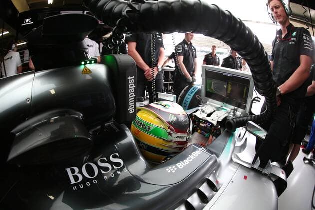 Motorsports: FIA Formula One World Championship WM Weltmeisterschaft 2015, Grand Prix of Brazil, 44 Lewis Hamilton (GBR, Mercedes AMG Petronas Formula One Team), xHOCHxZWEIx