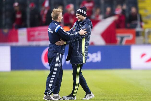 Fußball, EM Quali, Schweden - Dänemark, Schweden vor Spielbeginn 151114 Sveriges John Guidetti kramar om en dansk spelare inför fotbollsmatchen i EM-kvalets playoff mellan Sverige och Danmark den 14 november 2015 i Stockholm.  Copyright: JOHANNAxLUNDBERG BB151114JL007