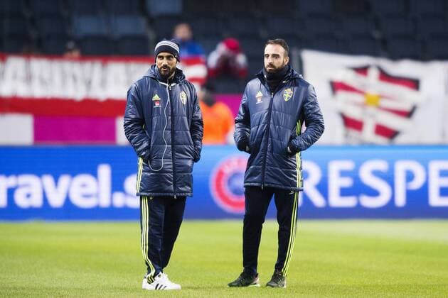 Fußball, EM Quali, Schweden - Dänemark, Schweden vor Spielbeginn 151114 Sveriges Erkan Zengin och Abdul Khalili pa planen inför fotbollsmatchen i EM-kvalets playoff mellan Sverige och Danmark den 14 november 2015 i Stockholm.  Copyright: JOHANNAxLUNDBERG BB151114JL009