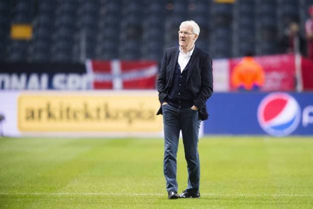 Fußball, EM Quali, Schweden - Dänemark, Schweden vor Spielbeginn 151114 Förbundskapten Morten Olsen pa planen inför fotbollsmatchen i EM-kvalets playoff mellan Sverige och Danmark den 14 november 2015 i Stockholm.  Copyright: JOHANNAxLUNDBERG BB151114JL010