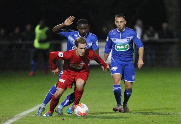 Fußball, Coupe de France, FC Limoges - AJ Auxerre (Limoges) Alexandre Baiccarreat (Auxerre) Francois Xavier Fumutamuzo - Fussball Frankreich, Coupe de France, Limoges FC vs. AJ Auxerre - 14 11 2015 StephanieGrossetete Panoramic 