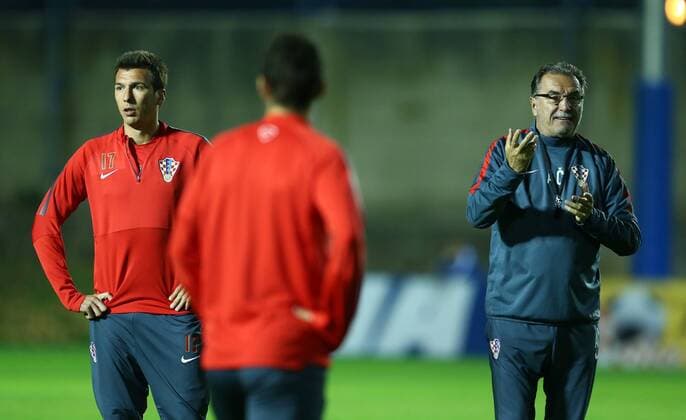 PXL_Croatia national football team training 14.11.2015., Zagreb, Croatia - Croatia national football team training at Hitrec-Kacian pitch ahead of their friendly match against Russia in Krasnodar on 17 November 2015. Mario Mandzukic, head coach Ante Cacic.  SlavkoxMidzor PIXSELL