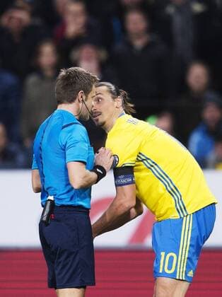 Fußball, EM Quali, Schweden - Dänemark, Ibrahimovic und Nicola Rizzoli 151114 Domare Nicola Rizzoli i samtal med Sveriges Zlatan Ibrahimovic under fotbollsmatchen i EM-kvalets playoff mellan Sverige och Danmark den 14 november 2015 i Stockholm.  Copyright: JOELxMARKLUND BB151114JM032