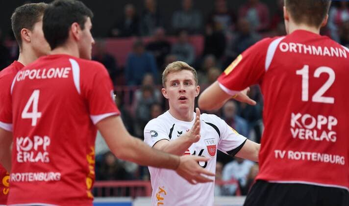 Volleyball 1. Bundesliga Saison 2015 2016 TV Rottenburg - TSV Herrsching 14.11.2015 Johannes Elsaesser (Mitte, TV Rottenburg) 
