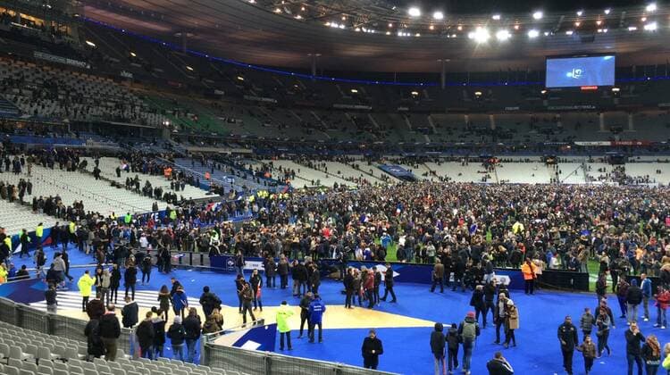Fussball, Herren, Länderspiel (Testspiel), Saison 2015 2016, Frankreich - Deutschland in Paris, Fans flüchteten nach Spielende wegen Terroranschlägen in den Innenraum, 13.11. 2015,
