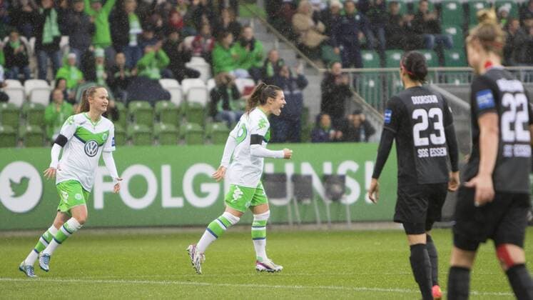 Fußball, Allianz Frauen Bundesliga, VfL Wolfsburg - SGS Essen; Ramona Bachmann (Wolfsburg, 19) Jubel, Torjubel, Freude, Emotion, Torerfolg, Aktion, action, goal, goal celebration, celebrates. xtgx