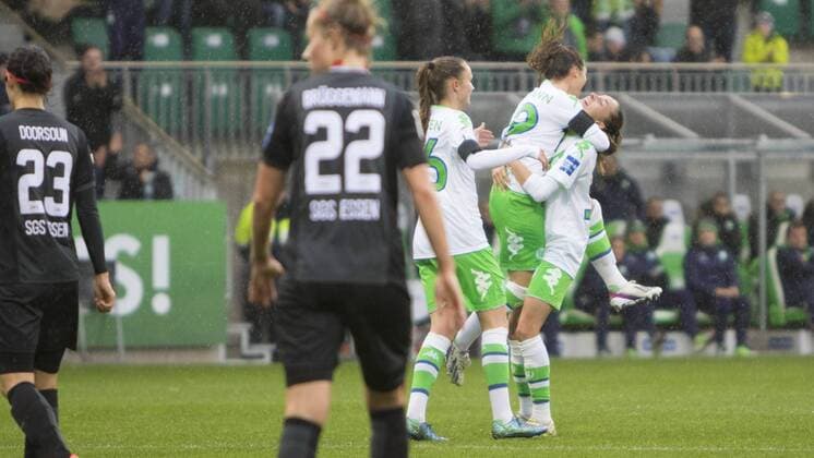 Fußball, Allianz Frauen Bundesliga, VfL Wolfsburg - SGS Essen; Ramona Bachmann (Wolfsburg, 19) Jubel, Torjubel, Freude, Emotion, Torerfolg, Aktion, action, goal, goal celebration, celebrates. xtgx
