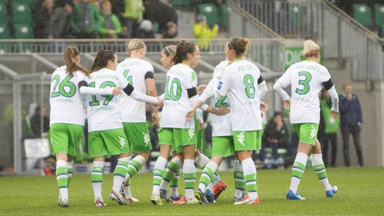 Fußball, Allianz Frauen Bundesliga, VfL Wolfsburg - SGS Essen; Ramona Bachmann (Wolfsburg, 19) Jubel, Torjubel, Freude, Emotion, Torerfolg, Aktion, action, goal, goal celebration, celebrates. xtgx