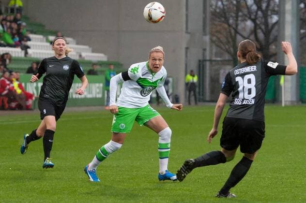 Zsanett Jakabfi (VfL Wolfsburg, 3) beim Kopfball, Fussball, Allianz Frauen-Bundesliga, VfL Wolfsburg - SGS Essen, xobx