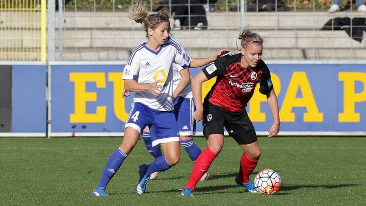 v.li.: Kathrin-Julia Hendrich (Kathi Hendrich, Frankfurt, 4), Lena Petermann (Freiburg, 22), Fussball, Allianz Frauen-Bundesliga, SC Freiburg - 1. FFC Frankfurt, xozx