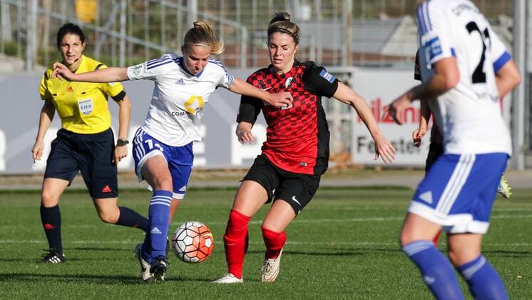 v.li.: Jackie Groenen (Frankfurt, 14), Sandra Starke (Freiburg, 13), Zweikampf, Duell, duel, tackle, Dynamik, Action, Aktion, Fussball, Allianz Frauen-Bundesliga, SC Freiburg - 1. FFC Frankfurt, xozx