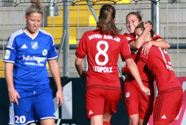 Gina Lewandowski (2.v.r.) mit Leonie Maier und Melanie Leupolz (FC Bayern München) - Torjubel nach dem 1-0. Jana Vojetkova (li.) (SC Sand) Frauenfussball 1. BL 15.11.2015 Grünwalderstadion FC Bayern München -SC Sand