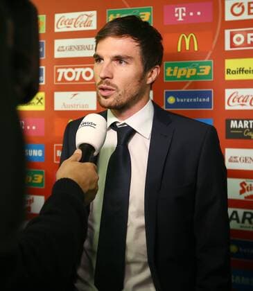 SOCCER - AUT vs SUI, friendly match, preview ALICANTE,SPAIN,15.NOV.15 - SOCCER - OEFB international match Länderspiel Austria vs Switzerland, friendly match, preview, team training camp, mixed zone and departure team AUT at the airport of Alicante. Image shows Robert Gucher (AUT). GEPAxpictures xChristianxOrt