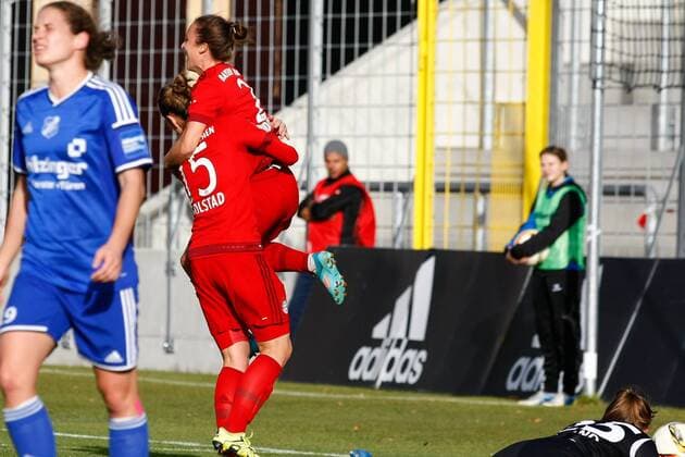 GER,1.FFBL, Muenchen, FC Bayern Muenchen vs SC Sand 15.11.2015, Gruenwalder Stadion, Muenchen,1.FFBL, FC Bayern Muenchen vs. SC Sand, im Bild: Freuen sich Nora Holstad (Bayern 15) und Torschuetzin Gina Lewandowski (Bayern 2) ueber die 1:0-Fuehrung, Nina Burger (SC Sand 19) und Kristina Kober (SC Sand 25) sind enttaeuscht nphxRMG