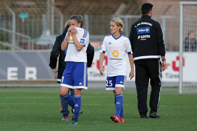 v.li.: Ana-Maria Crnogorcevic (Frankfurt, 21) und Saskia Bartusiak (Frankfurt, 25), enttäuscht schauend, Enttäuschung, Frustration, disappointed, pessimistisch und fassungslos nach dem Spiel, Fussball, Allianz Frauen-Bundesliga, SC Freiburg - 1. FFC Frankfurt, xozx