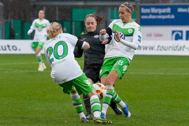 v.li.: Stephanie Bunte (VfL Wolfsburg, 20), Jacqueline Klasen (SGS Essen, 16) und Lena Goeßling (Gößling, Goessling, Gössling, VfL Wolfsburg, 28) im Dreikampf, Fussball, Allianz Frauen-Bundesliga, VfL Wolfsburg - SGS Essen, xobx