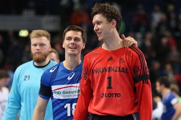 Kiel, 15. November 2015 Handball, Saison 2015 2016, Bundesliga, 13. Spieltag, THW Kiel - HSV Handball: Niklas Landin (THW Kiel, 1) und Hans Lindberg (HSV Handball, 18) scherzen nach der Partie
