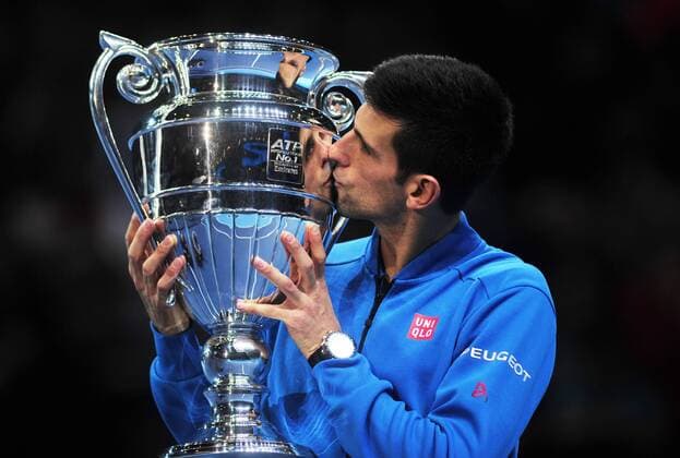 Tennis - 2015 ATP Tennis Herren World Tour Finals at The O2 - Day One Group : Stan Smith : Mens singles : Novak Djokovic (Serb) vs. Kai Nishikori (Jap) Novak Djokovic kisses the Season s No 1 Ranking trophy COLORSPORT ANDREW COWIE 