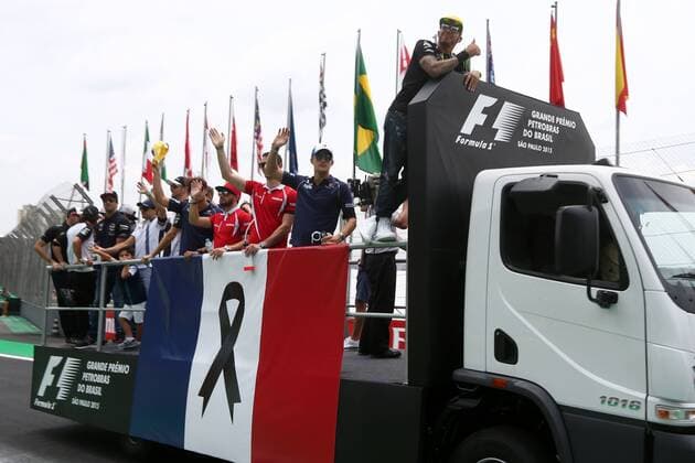 Motorsports: FIA Formula One World Championship WM Weltmeisterschaft 2015, Grand Prix of Brazil, Drivers Parade with the french flag to honor the victims of the terrorist attacks in Paris xHOCHxZWEIx