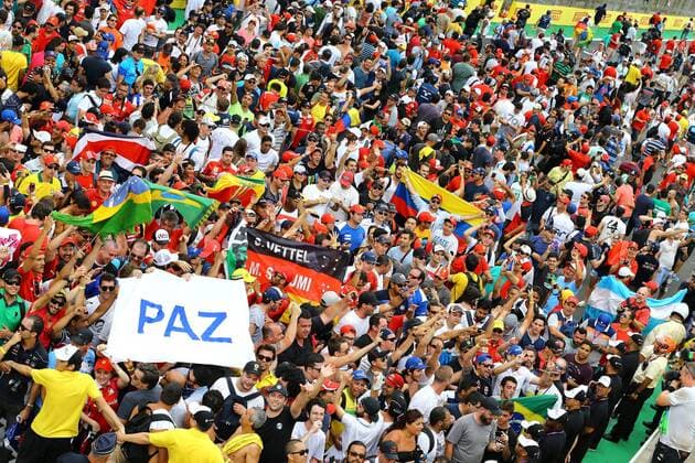 Brazil Grand Prix Formula 1 in 2015 SAO PAULO, Brazil - 11 15 2015: BIG FORMULA OF BRAZIL AWARD 1 2015 - Fans with Peace track during the Brazil Grand Prix Formula 1 in 2015, held at the Interlagos circuit. (Photo: Rodolfo Buhrer La Picture FotoArena)  RodolfoxBuhrer