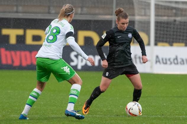 v.li.: Lena Goeßling (Gößling, Goessling, Gössling, VfL Wolfsburg, 28) im Zweikampf mit Linda Dallmann (SGS Essen, 10), Fussball, Allianz Frauen-Bundesliga, VfL Wolfsburg - SGS Essen, xobx