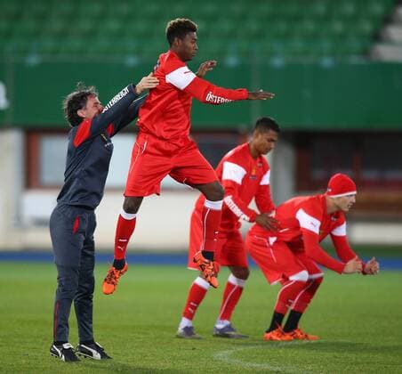 SOCCER - AUT vs SUI, friendly match, preview VIENNA,AUSTRIA,15.NOV.15 - SOCCER - OEFB international match Länderspiel Austria vs Switzerland, friendly match, preview, training team AUT. Image shows sports scientists Gerhard Zallinger and David Alaba (AUT). GEPAxpictures xChristianxOrt