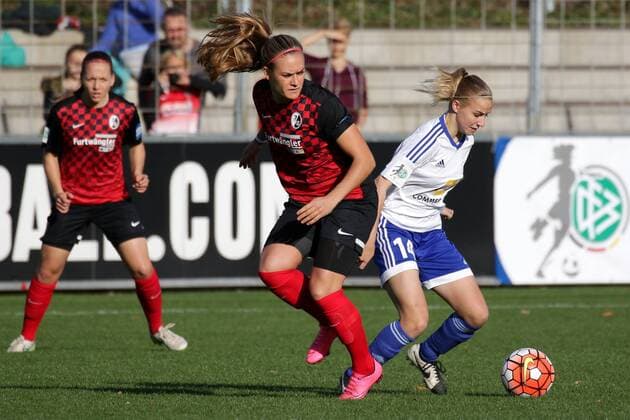 v.li.: Clara Schöne (Clara Schoene, Freiburg, 27), Jackie Groenen (Frankfurt, 14), Fussball, Allianz Frauen-Bundesliga, SC Freiburg - 1. FFC Frankfurt, xozx