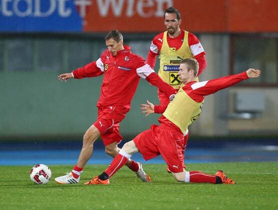 SOCCER - AUT vs SUI, friendly match, preview VIENNA,AUSTRIA,15.NOV.15 - SOCCER - OEFB international match Länderspiel Austria vs Switzerland, friendly match, preview, training team AUT. Image shows Florian Klein, Florian Kainz and Christian Fuchs (AUT). GEPAxpictures xChristianxOrt